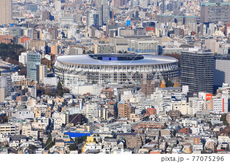【東京都】晴天下の新国立競技場 77075296