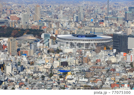 【東京都】晴天下の新国立競技場 77075300