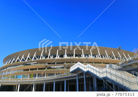 【東京都】晴天下の新国立競技場 【東京都】晴天下の新国立競技場 77075313