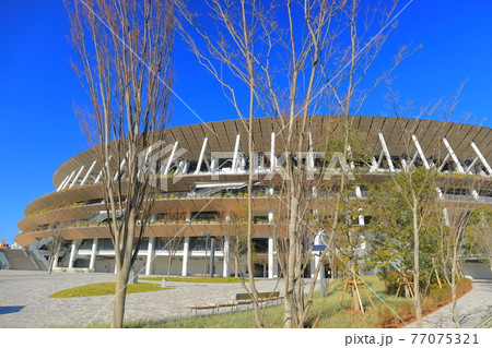 【東京都】晴天下の新国立競技場 77075321