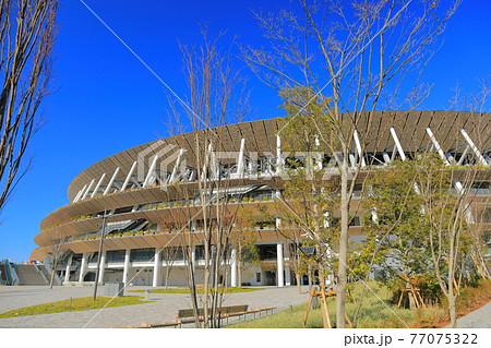 【東京都】晴天下の新国立競技場 77075322