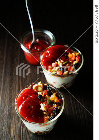 フルーツグラノーラとヨーグルト 蜂蜜掛け フルーツグラノーラとヨーグルト 蜂蜜掛け 77075699