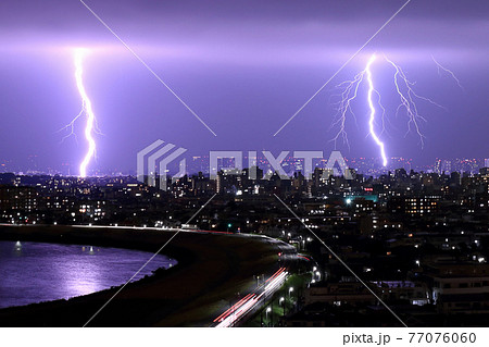 2つの雷が落ちている川の水面が光っている 2つの雷が落ちている川の水面が光っている 77076060