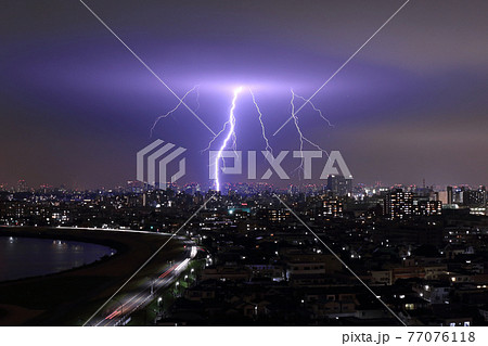 雷が落ちて稲妻が羽のように広がっている 77076118