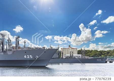[神奈川・横須賀] 夏の青い空の下に横須賀海軍施設で停泊中の補給艦「ましゅう」と「ときわ」。 77076239