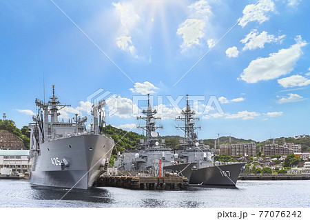 [神奈川・横須賀] 横須賀海軍施設に停泊中の補給艦「ましゅう」と護衛艦「むらさめ」や「いかづち」。 77076242