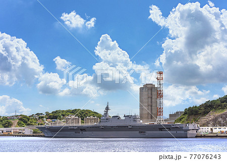[神奈川・横須賀] 横須賀海軍施設で停泊中の護衛艦「いずも」の広角撮影。 77076243