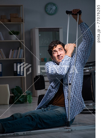 Man fell off wheelchair sitting on the floor 77076265