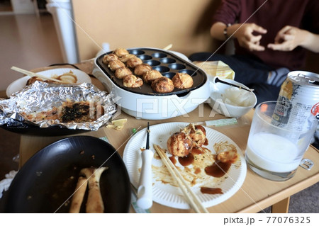 昼間から自宅でまったり友人との会食が身近な非日常 77076325