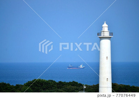 青い海に浮かぶ白い灯台と船 青い海に浮かぶ白い灯台と船 77076449