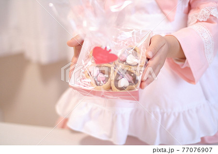 バレンタインのチョコレート作り 子どもと一緒にパパにあげるハート型のチョコタルト作り バレンタインのチョコレート作り 子どもと一緒にパパにあげるハート型のチョコタルト作り 77076907