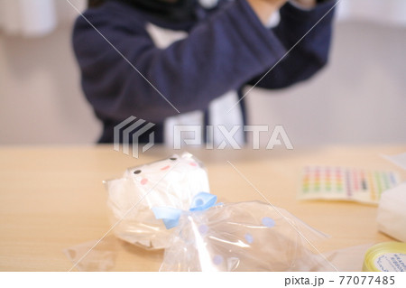 6月の工作で子どもと一緒に作った オシャレで可愛いてるてる坊主の写真素材 6月の工作で子どもと一緒に作った オシャレで可愛いてるてる坊主の写真素材