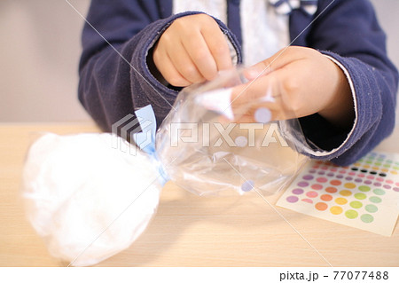 6月の工作で子どもと一緒に作った オシャレで可愛いてるてる坊主の写真素材 6月の工作で子どもと一緒に作った オシャレで可愛いてるてる坊主の写真素材