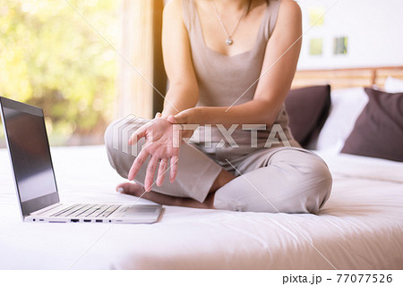 Woman suffering from beriberi on finger,Numbing pain in hand Woman suffering from beriberi on finger,Numbing pain in hand 77077526