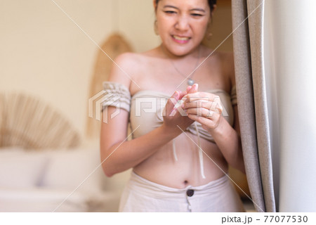 Woman suffering from beriberi on finger,Numbing pain in hand Woman suffering from beriberi on finger,Numbing pain in hand 77077530