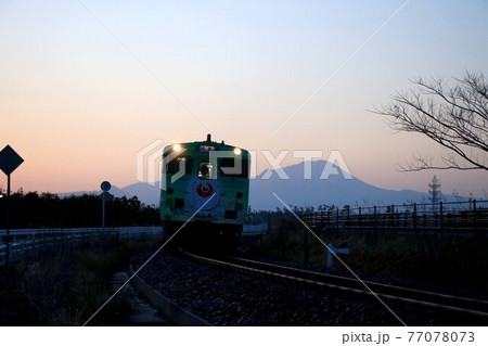 大山を背に米子空港駅に向かって走る目玉おやじ列車 大山を背に米子空港駅に向かって走る目玉おやじ列車 77078073