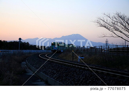 大山を背に米子空港駅に向かって走る目玉おやじ列車 77078075