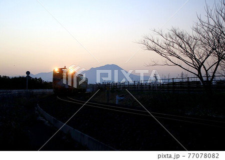 大山を背に米子空港駅に向かって走るねこ娘列車 77078082