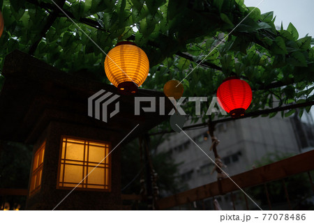 露天神社・お初天神の提灯と風鈴 77078486