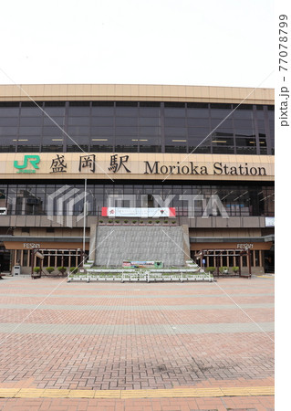 外出自粛で誰もいない昼の盛岡駅（東北DCキャンペーン中） 77078799