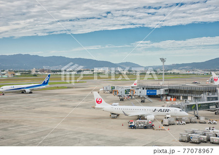 【大阪府】10月・青空の大阪国際空港 滑走路と飛行機 【大阪府】10月・青空の大阪国際空港 滑走路と飛行機 77078967