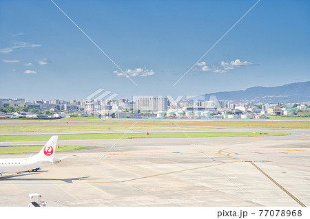 【大阪府】10月・青空の大阪国際空港 滑走路と飛行機 【大阪府】10月・青空の大阪国際空港 滑走路と飛行機 77078968