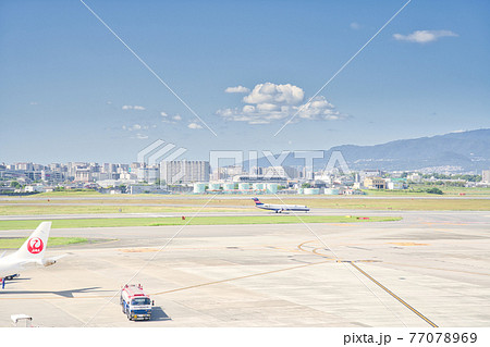 【大阪府】10月・青空の大阪国際空港 滑走路と飛行機 【大阪府】10月・青空の大阪国際空港 滑走路と飛行機 77078969