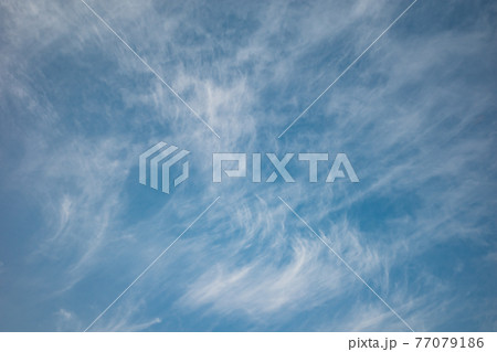 春の青空に広がるすじ雲 b-3 ナチュラルカラー 春の青空に広がるすじ雲 b-3 ナチュラルカラー 77079186
