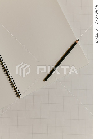 スケッチブックとえんぴつ スケッチブックとえんぴつ 77079646