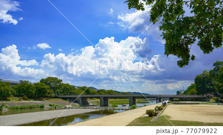 心地よい夏の鴨川の空模様 心地よい夏の鴨川の空模様 77079922