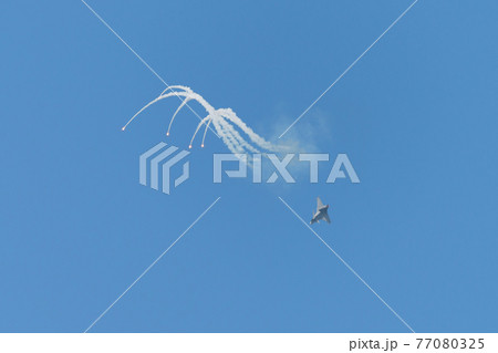 フレアで逃げるスウェーデン空軍サーブJAS39Cグリペン 77080325