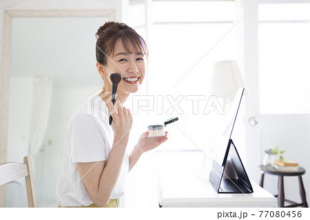 メイクするきれいな若い女性 77080456