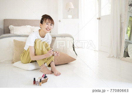 ペディキュアを塗る女性 ペディキュアを塗る女性 77080663