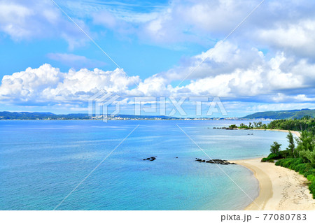 喜瀬ビーチ付近より名護市中心／名護湾方面を望む(沖縄県名護市)【2020.9】 77080783