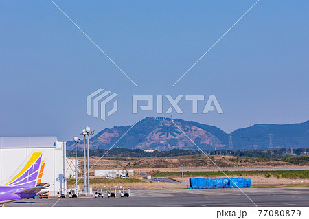 （静岡県）富士山静岡空港から粟ヶ岳を望む 77080879