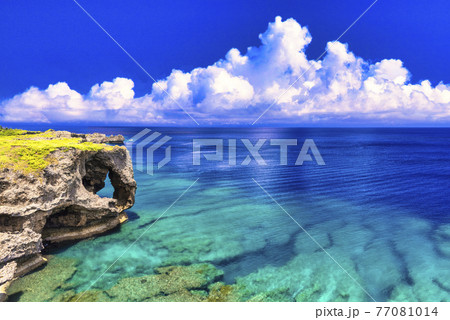 沖縄の美しいサンゴ礁の海と雲 77081014