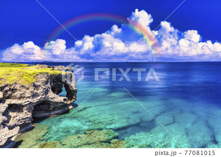 沖縄の美しいサンゴ礁の海と雲 77081015