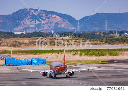 （静岡県）富士山静岡空港から粟ヶ岳を望む　滑走路に向かう旅客機 77081061