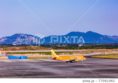 （静岡県）富士山静岡空港から粟ヶ岳を望む　滑走路に向かう旅客機 77081062