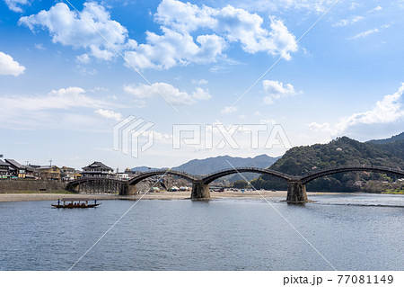 山口県岩国市　錦帯橋と屋形船 77081149