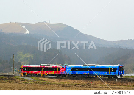 秋田県男鹿市 JR東日本男鹿線 ACCUM(新型車両)編成写真 寒風山&雨 秋田県男鹿市 JR東日本男鹿線 ACCUM(新型車両)編成写真 寒風山&雨 77081678