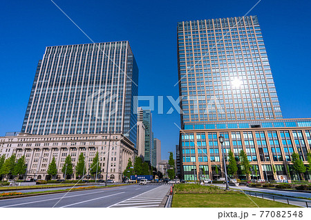 日本の東京都市景観　「馬場先門」交差点前のオフィスビルなどを望む 77082548