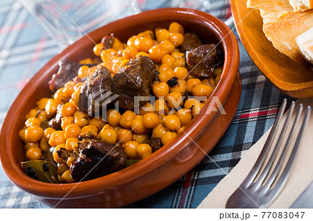 Appetizing stewed beef with chickpea 77083047