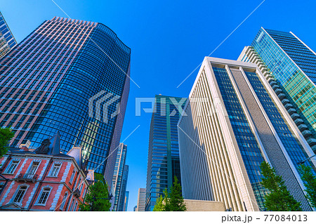 日本の東京都市景観　東京国際フォーラム西の交差点から丸の内や大手町のオフィス街を望む 77084013