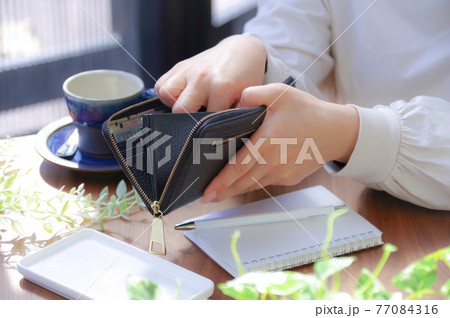 お財布と女性 77084316
