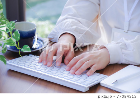 パソコンを操作する女性 パソコンを操作する女性 77084515