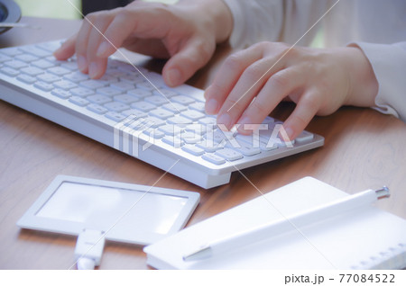 パソコンを操作する女性 77084522