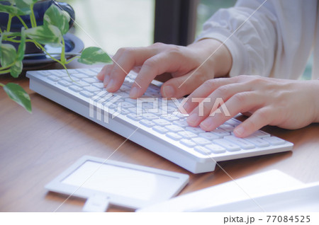 パソコンを操作する女性 77084525