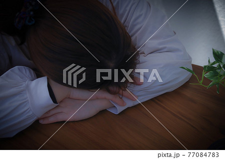 頭を伏せる女性 77084783
