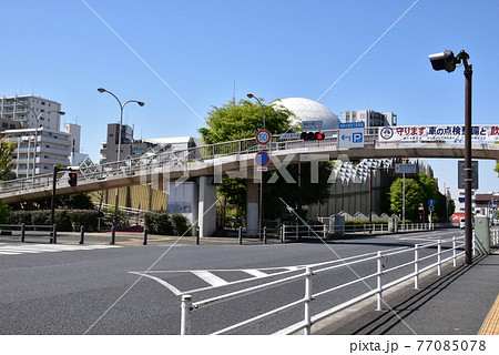 神奈川県藤沢市 国道467号線と湘南台文化センターと歩道橋と青空 神奈川県藤沢市 国道467号線と湘南台文化センターと歩道橋と青空 77085078